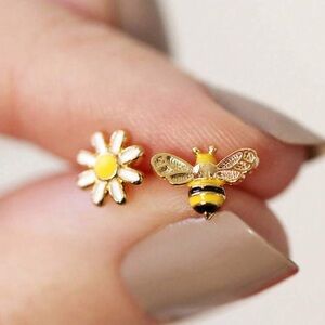 Anthropologie Gold Daisy and Bee Earrings